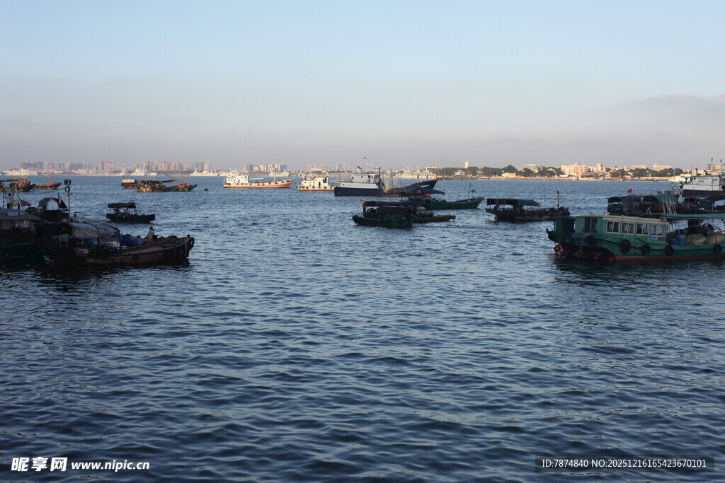 海上渔船群景
