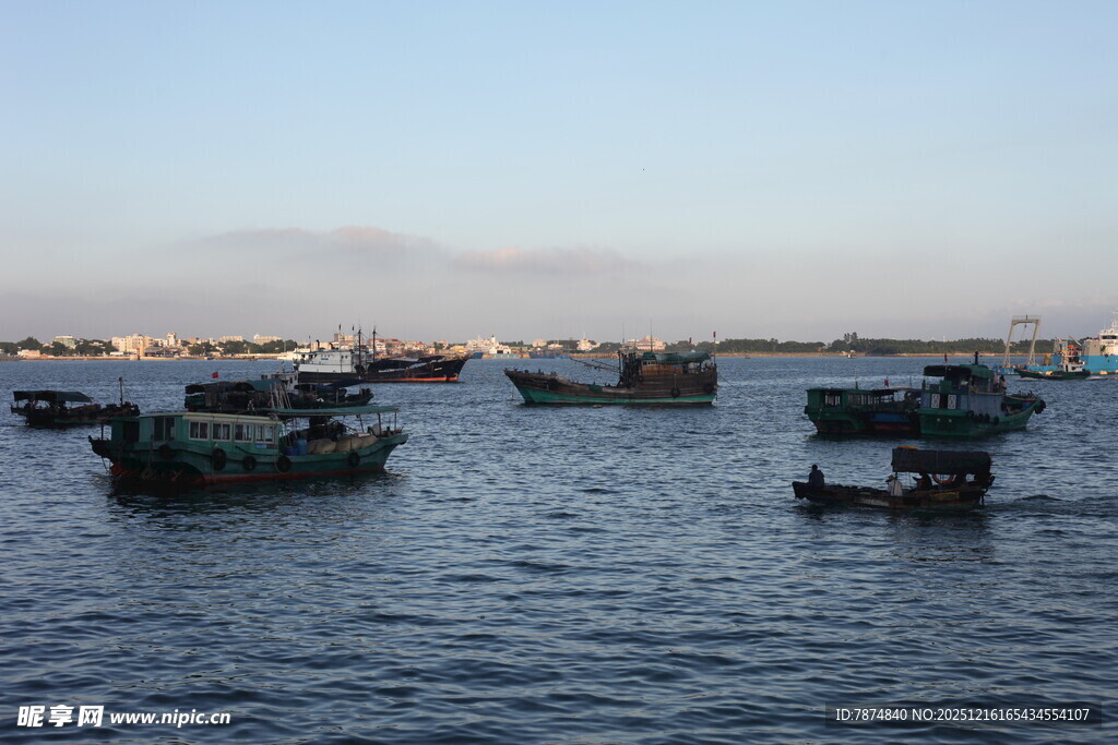 海上船只停泊景象