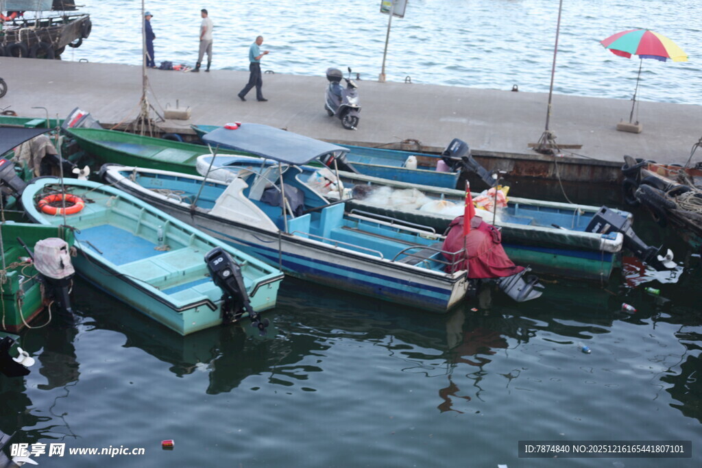 海边停泊的多彩渔船