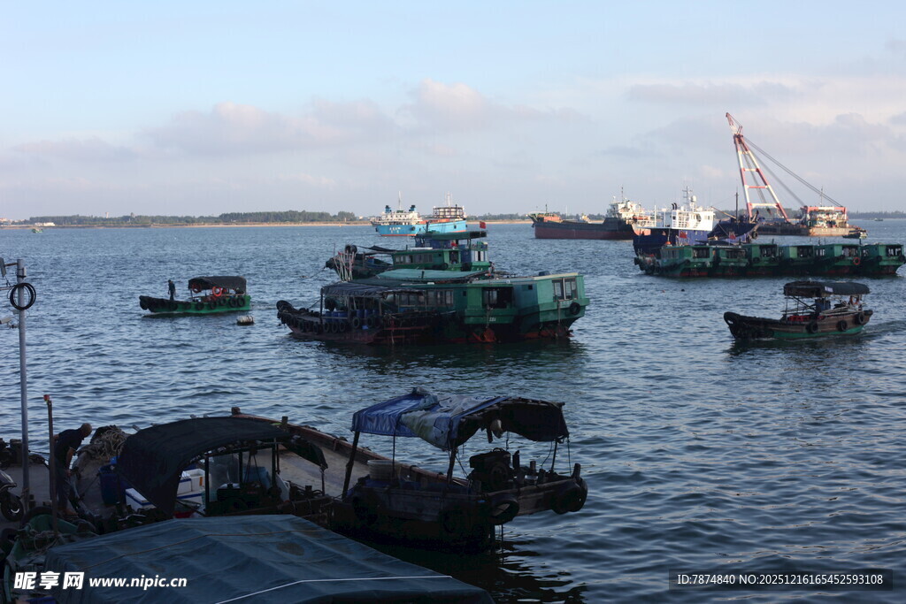 港口停泊的多艘大小船只