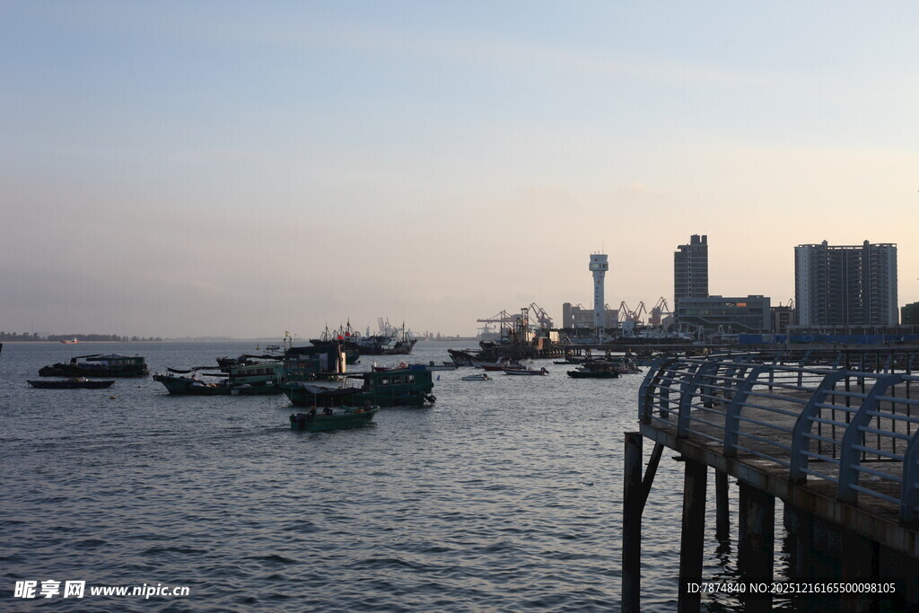 黄昏海港 船只与城市景致
