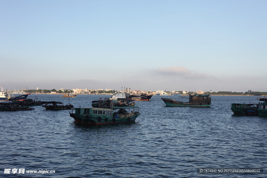 海上停泊的众多船只