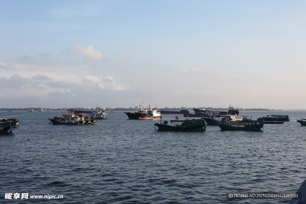 海上船只停泊景象