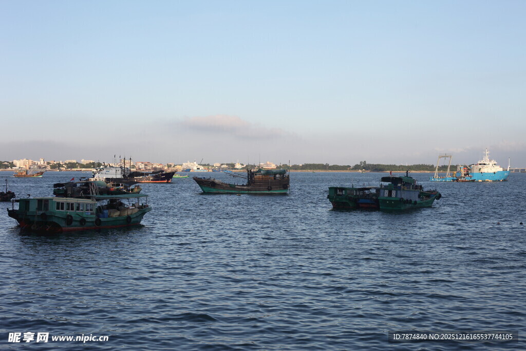 海上停泊的多艘船只
