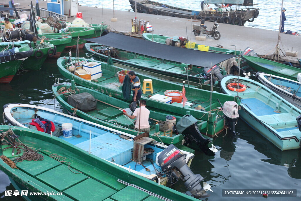 码头停泊的多彩渔船
