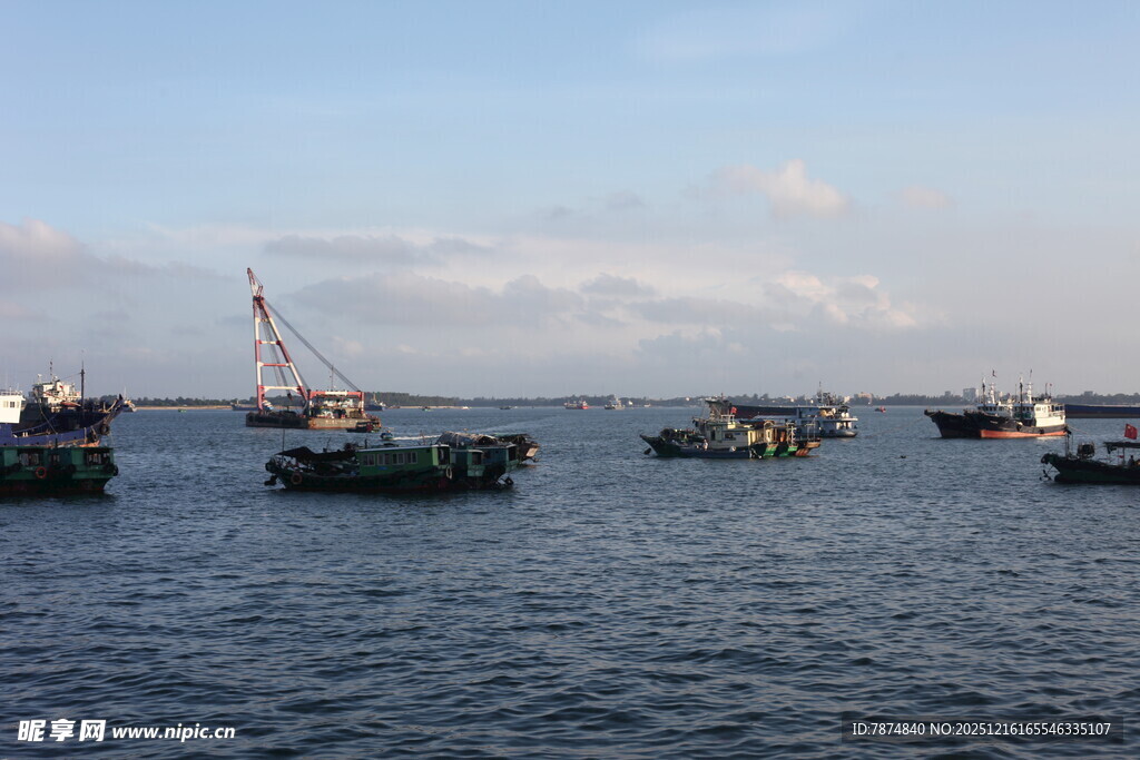 海上渔船与起重机景象