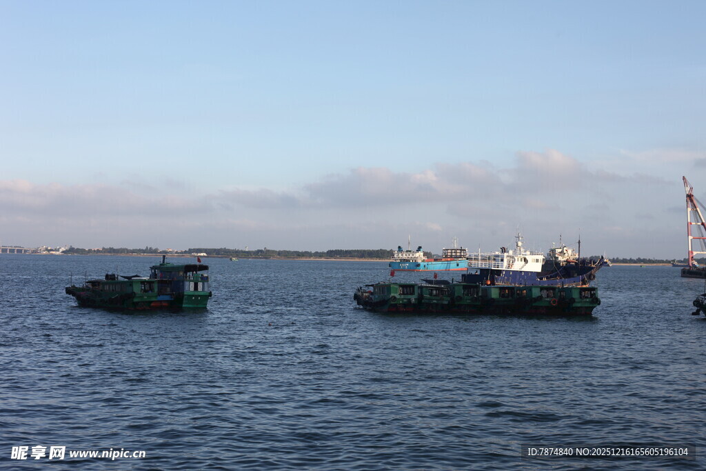 海上船只停泊景象