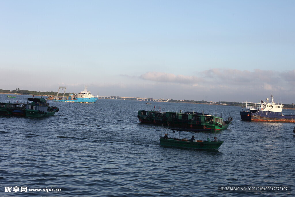 海上船只与养殖设施景观