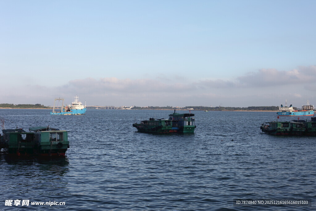 海上船只与远处货轮景象