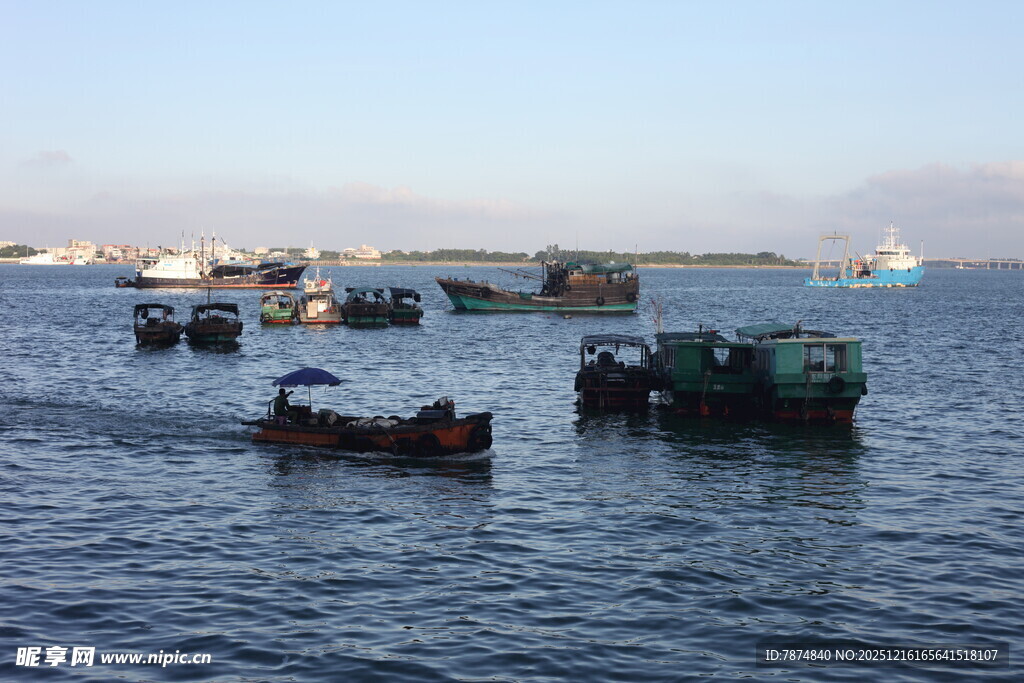海上渔船群集景象