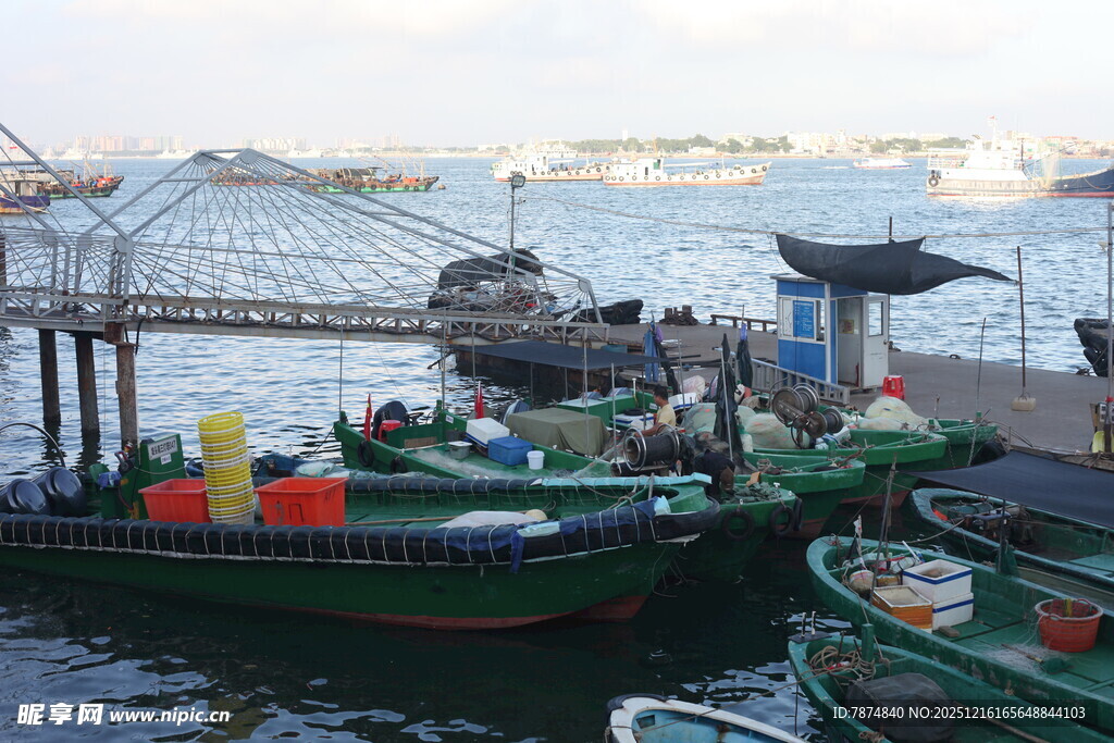 港口停泊的多彩渔船