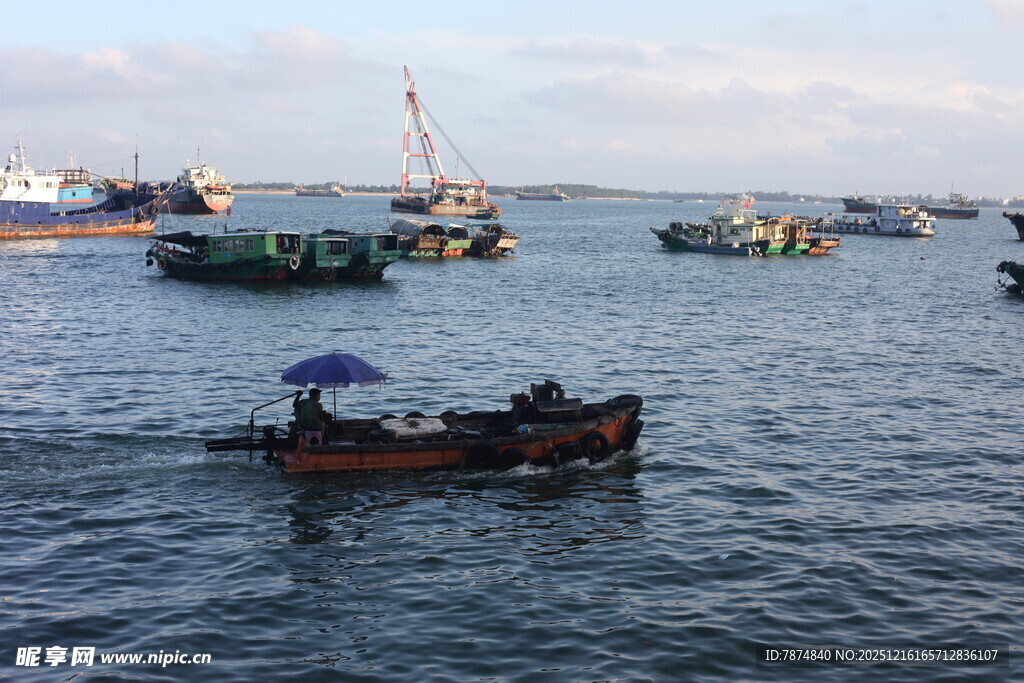 海上渔船景象