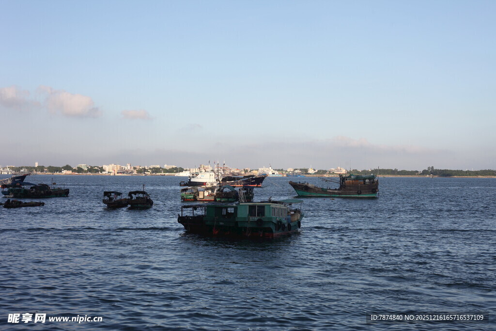 海上渔船景象