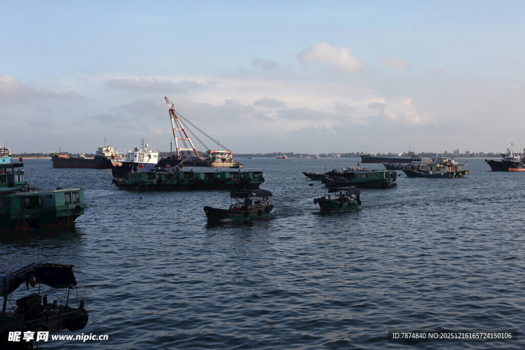 海上渔船群景