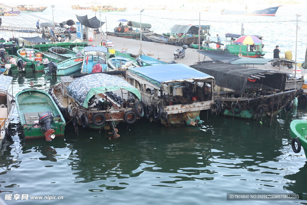 渔港停泊的多彩渔船
