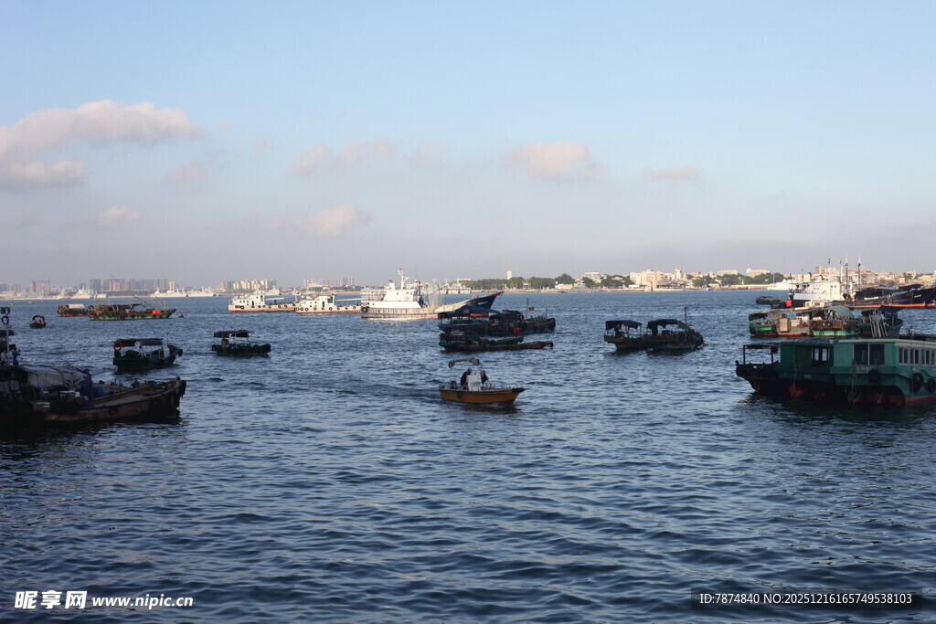 海上船只停泊景象