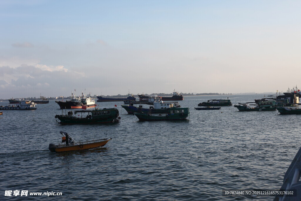 海上渔船景象