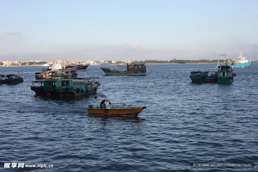 海上渔船景象