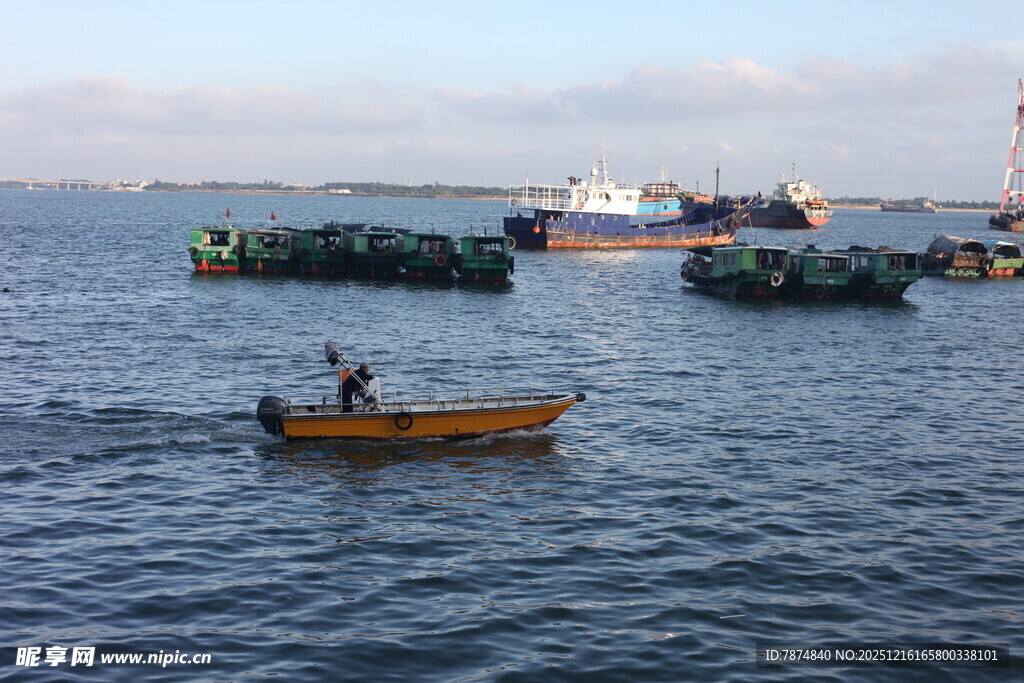 海上小船与集装箱货轮