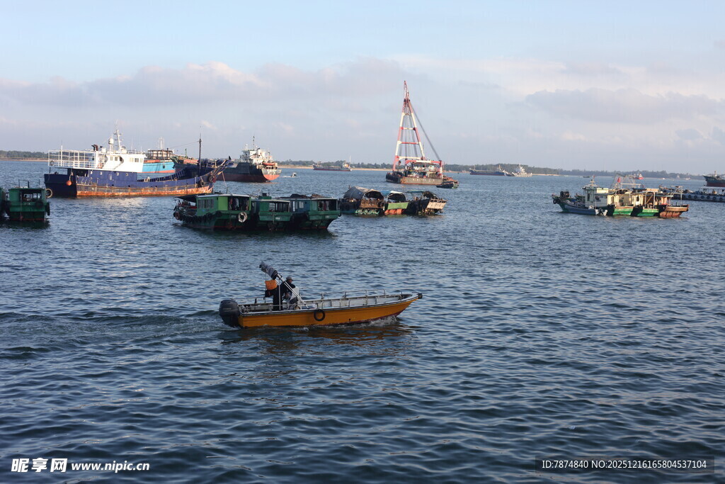 海上渔船作业景象