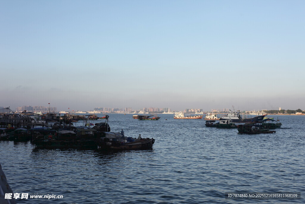 海港暮色中的停泊船只