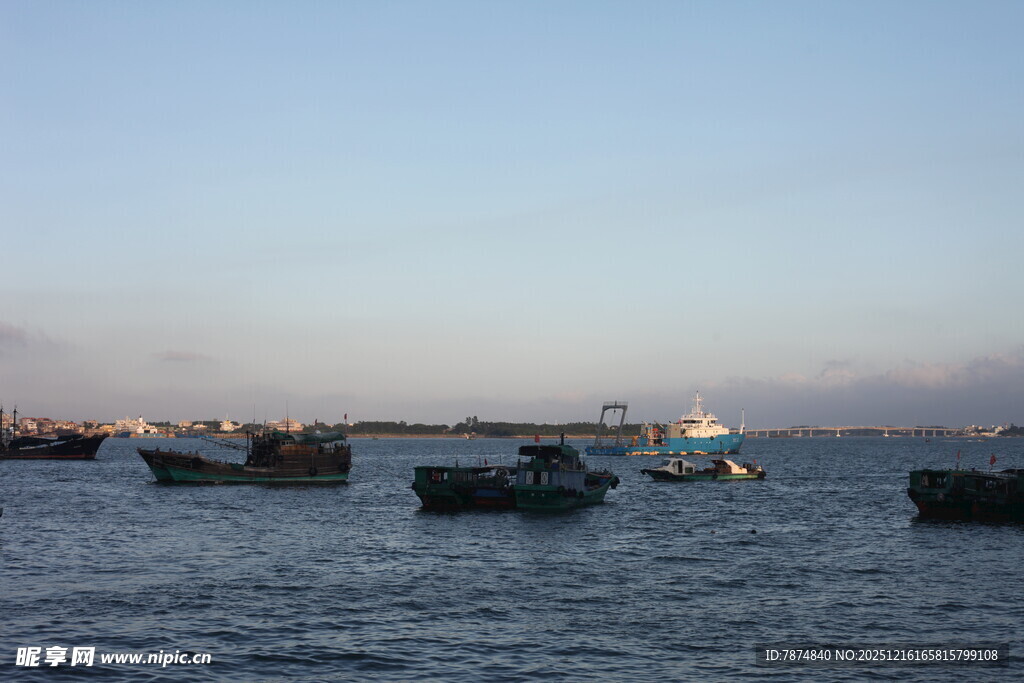 海上船只的宁静黄昏景象