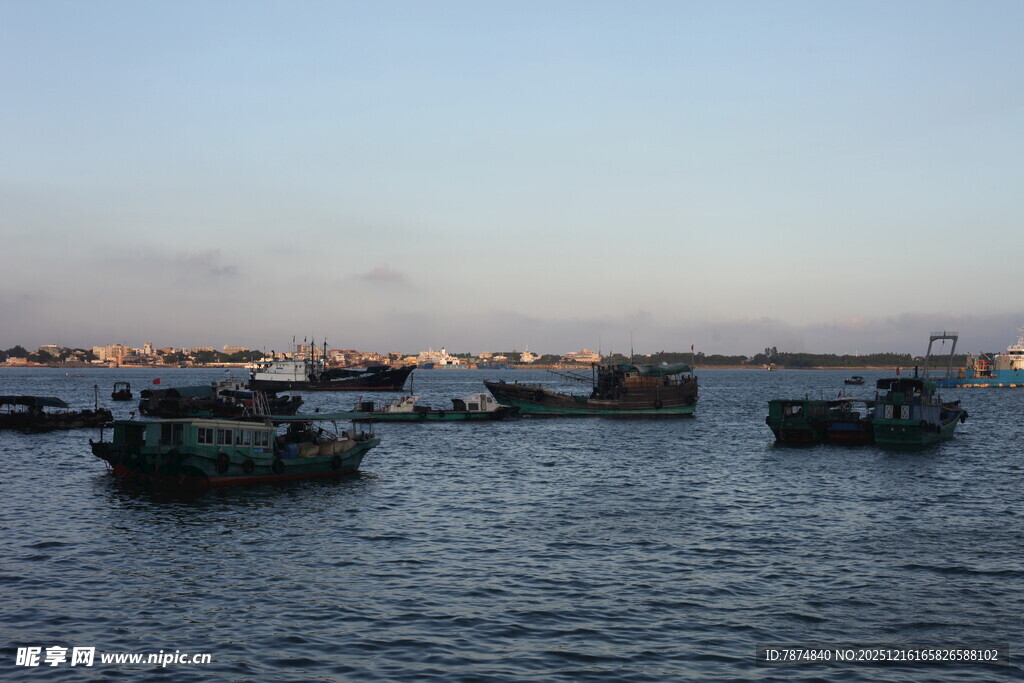 海上船只停泊的宁静画面