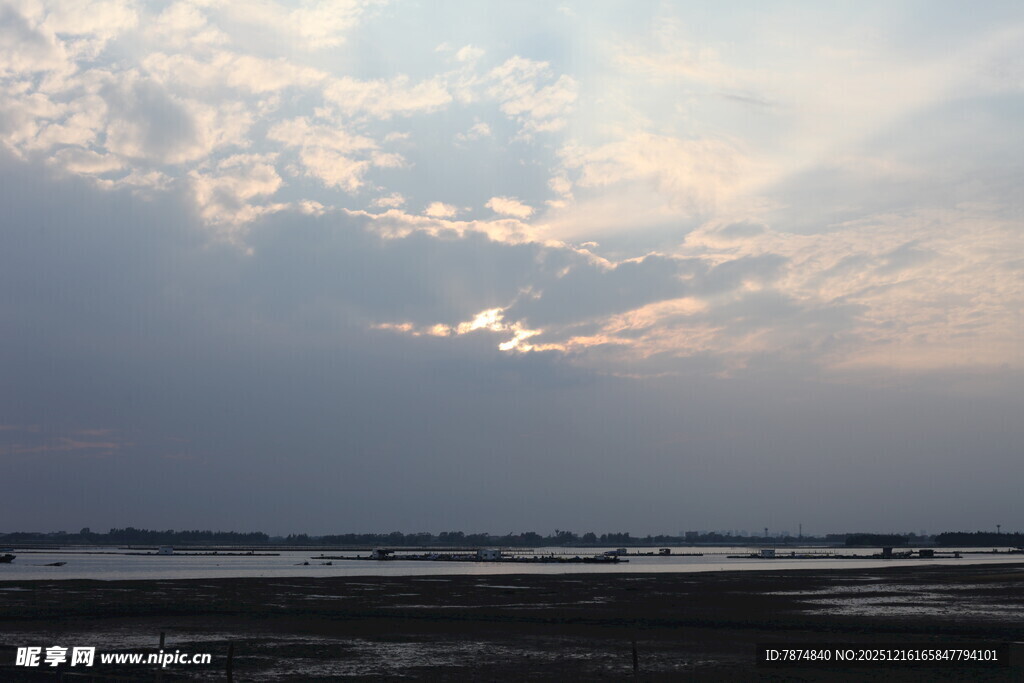 海边日落时分的天空美景