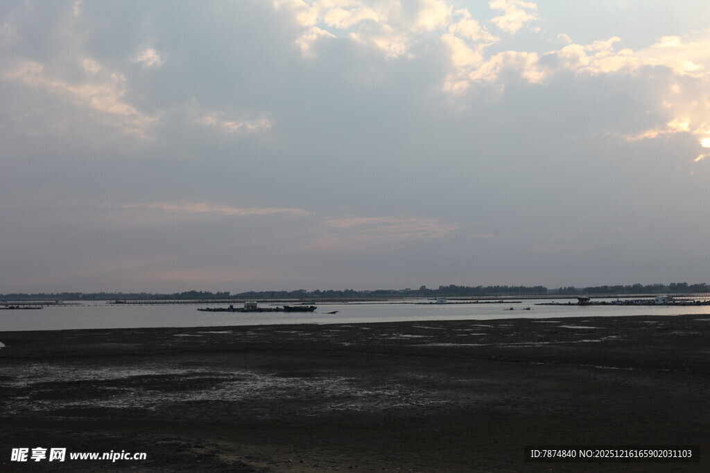 黄昏下的开阔水域景观