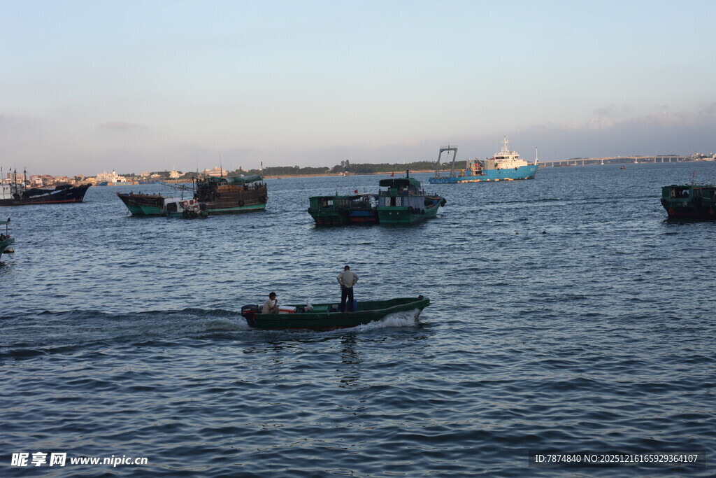 海上渔船景象