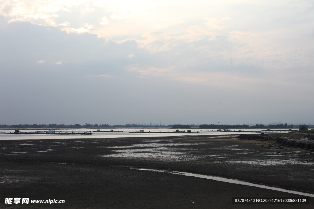 空旷公路与远处水域景观