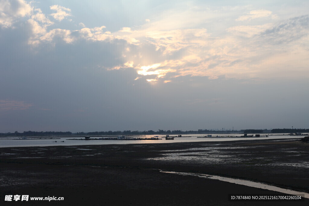 海边日落时分的美丽景象