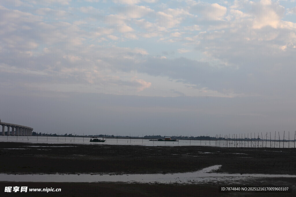 黄昏下的河畔风景
