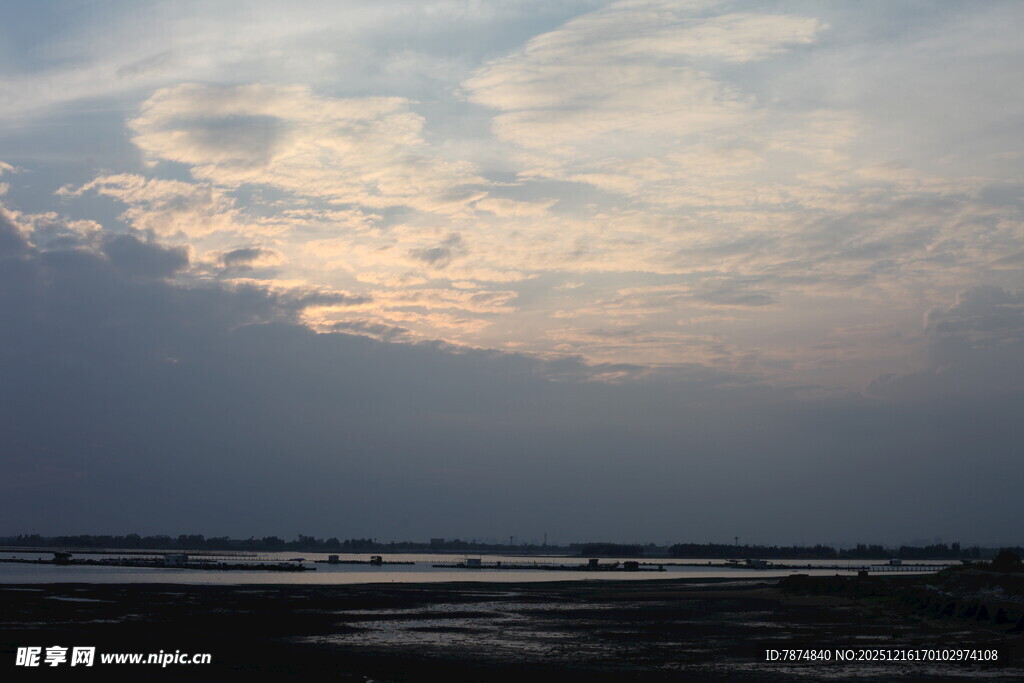 海边黄昏天空与云彩美景