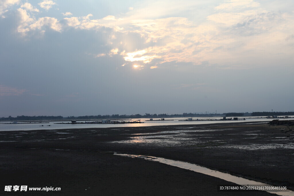 夕阳下的宁静海滨景色