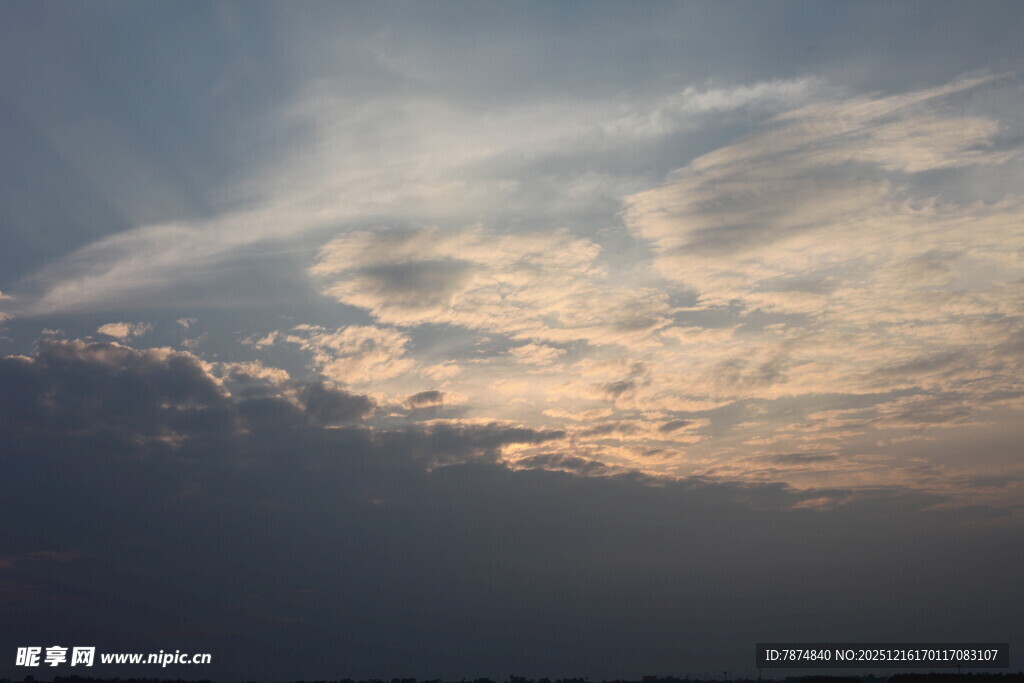 黄昏时分的绚烂天空