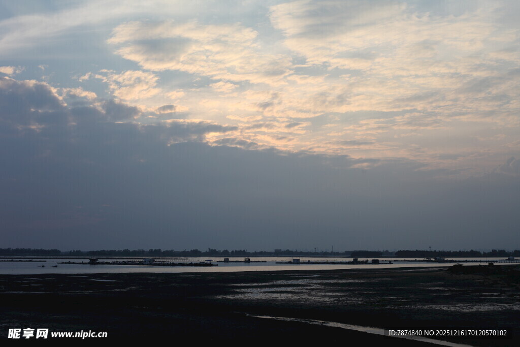 海边日落时分的天空美景