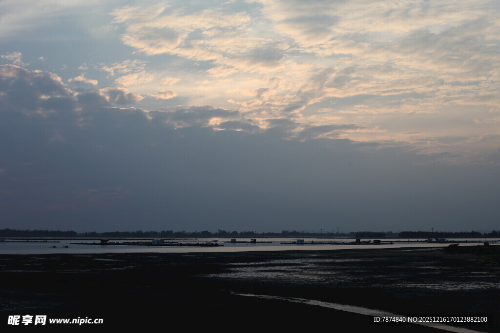 海边日落时分的美丽景象