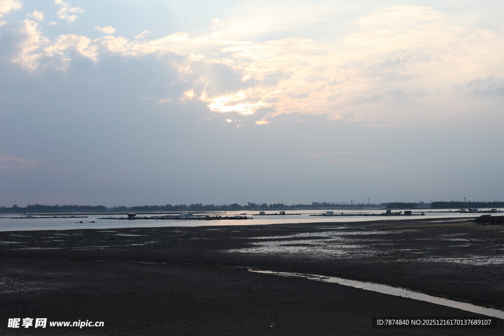 海边黄昏下的空旷道路