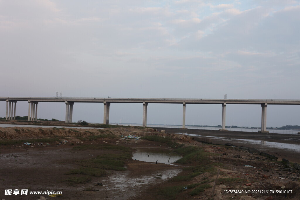 海上长桥横跨天际