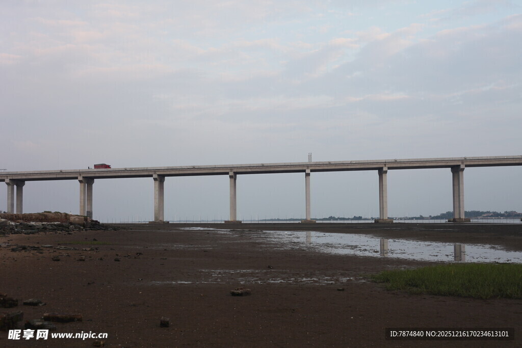 黄昏下的跨河大桥