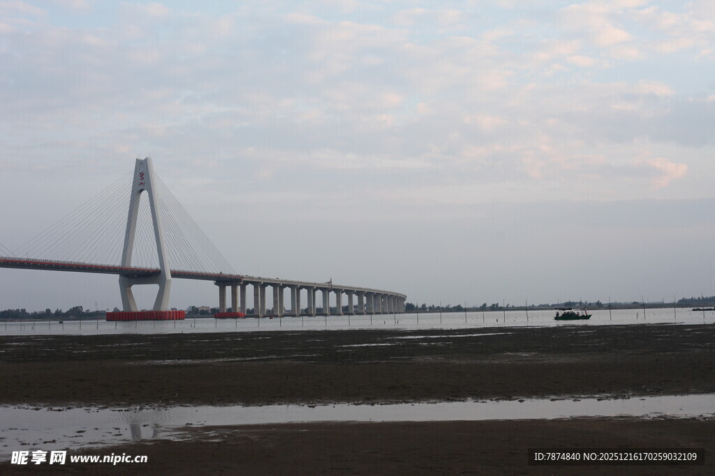 黄昏下的跨海大桥美景