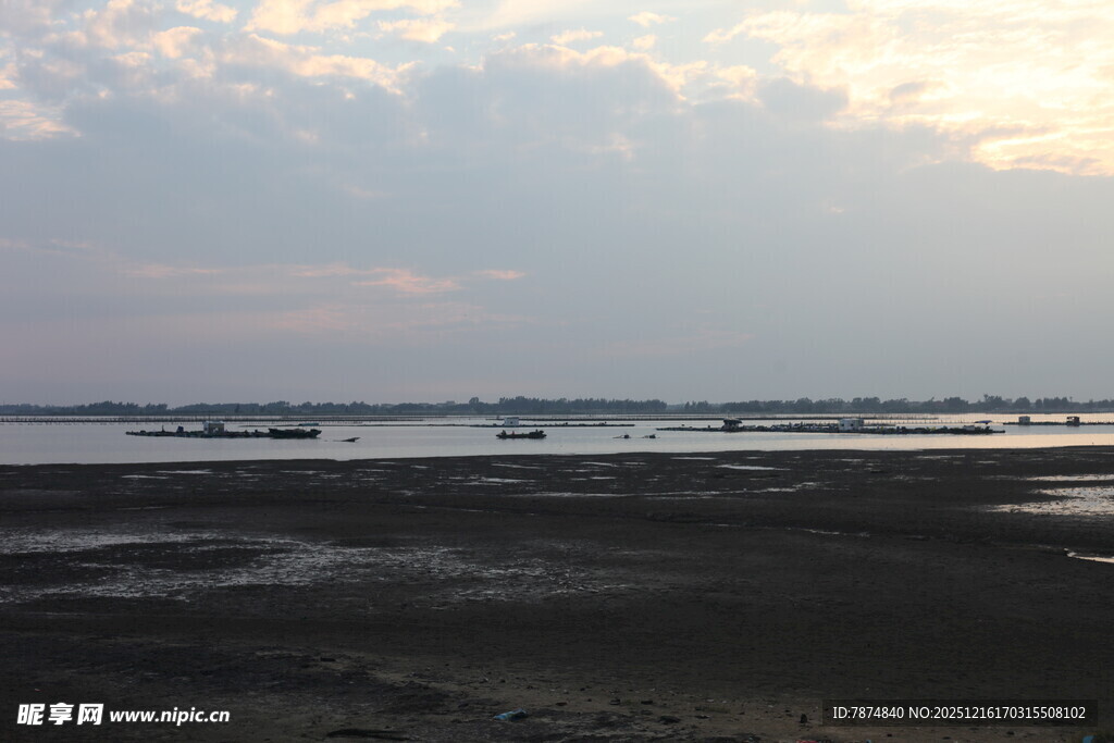 黄昏下的宁静海滩与栈桥