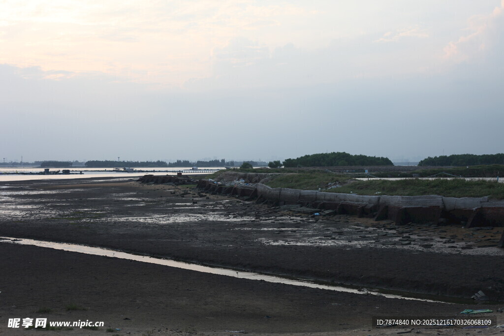 黄昏下的海边堤岸景观