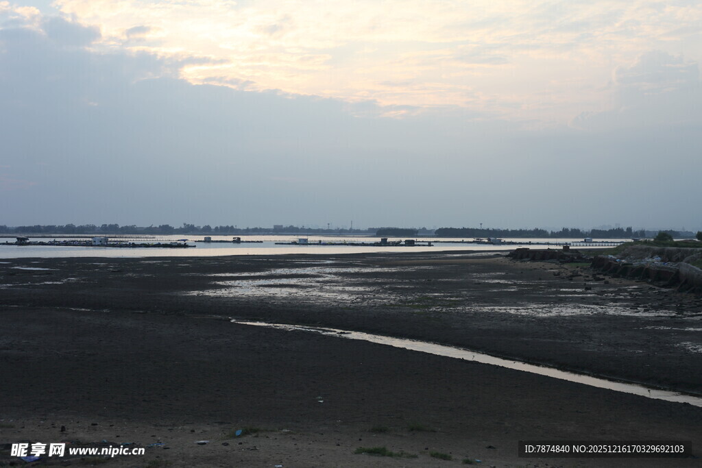 黄昏下的宁静海滩