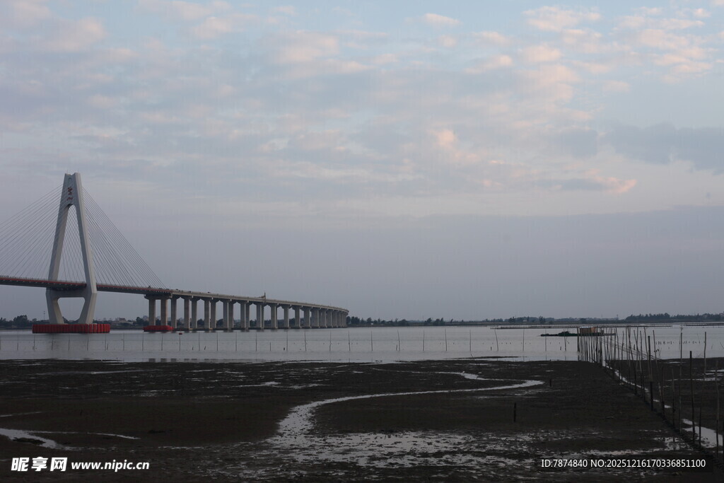黄昏下的跨海大桥美景