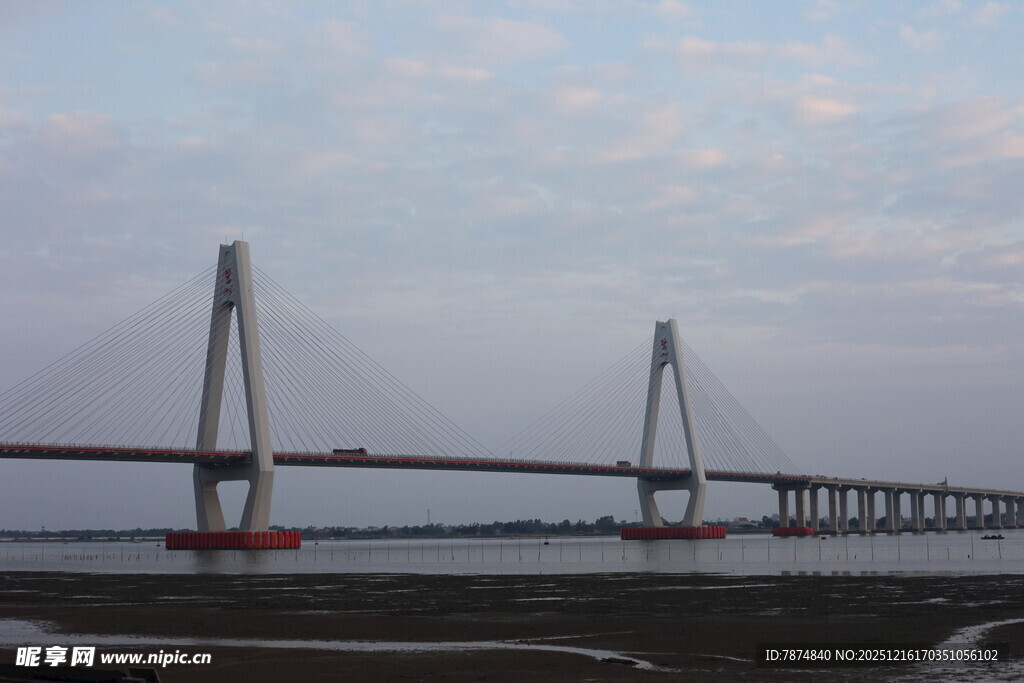 跨海大桥横跨天际