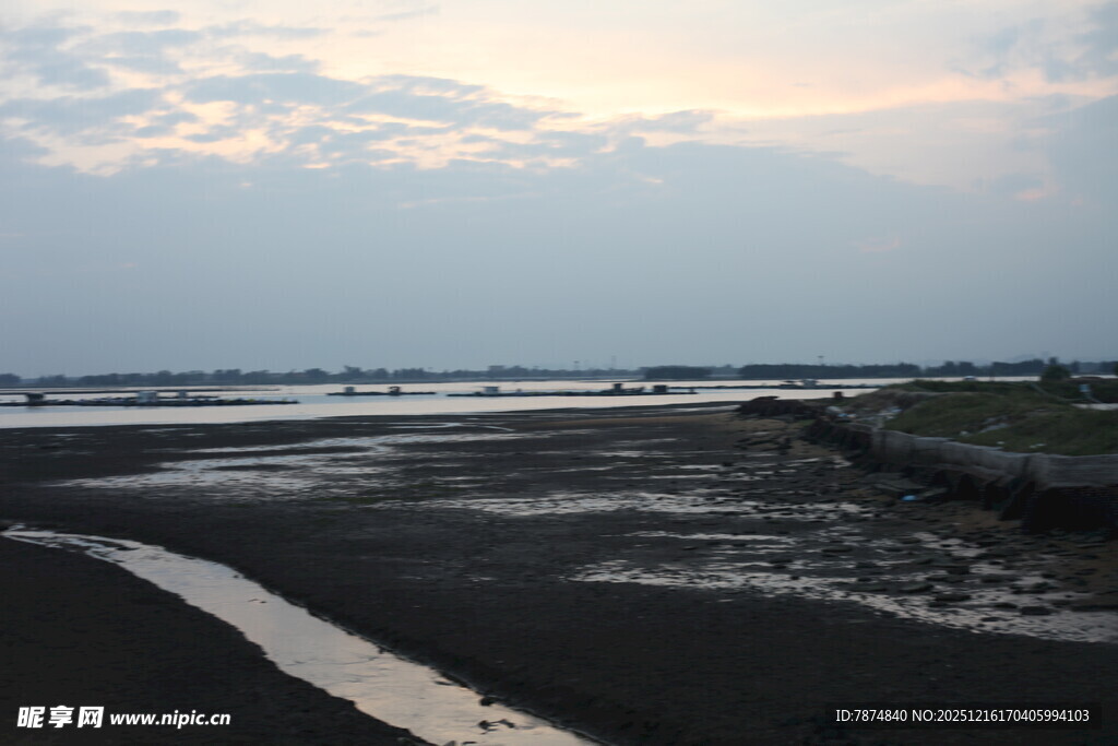 黄昏下的宁静河岸风光