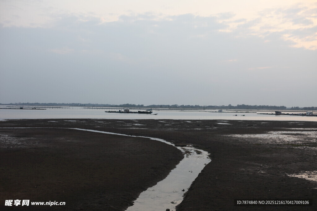 黄昏下蜿蜒河岸风景