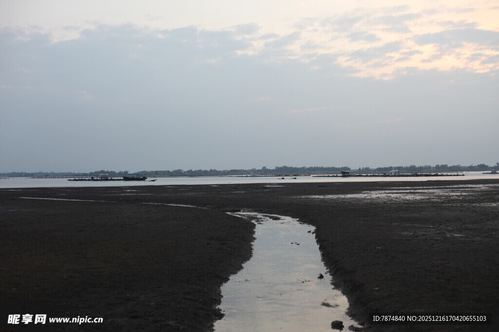 黄昏下的海边狭长水道